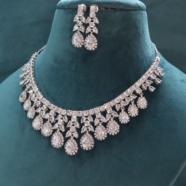 Collier avec diamants délicats / Bijoux tendance / Collier tendance / Bijoux de mariage / Collier de mariage / Bijoux indiens / Collier CZ