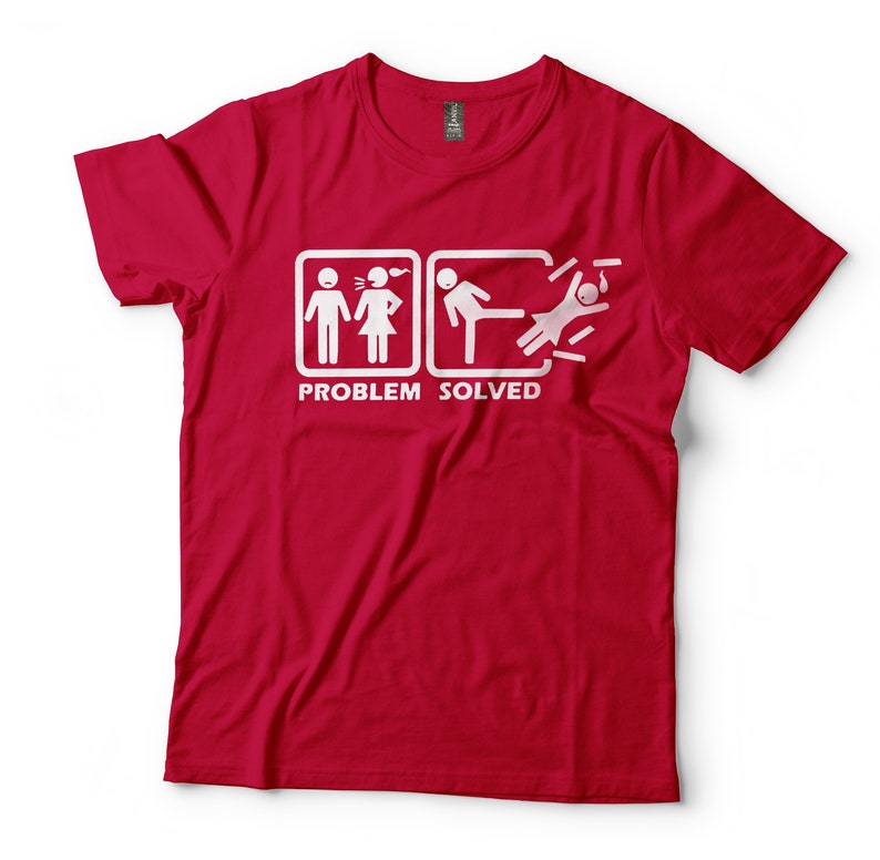Puede incluir: Camiseta roja con un gr&aacute;fico blanco de dos figuras de palo discutiendo, seguido de una figura de palo pateando a otra figura de palo. El texto "PROBLEM SOLVED" est&aacute; debajo del gr&aacute;fico.