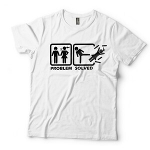 Puede incluir: Camiseta blanca con un gr&aacute;fico negro de una pareja de figuras de palo discutiendo, seguido de una figura de palo pateando a otra figura de palo. El texto "PROBLEM SOLVED" est&aacute; debajo del gr&aacute;fico.