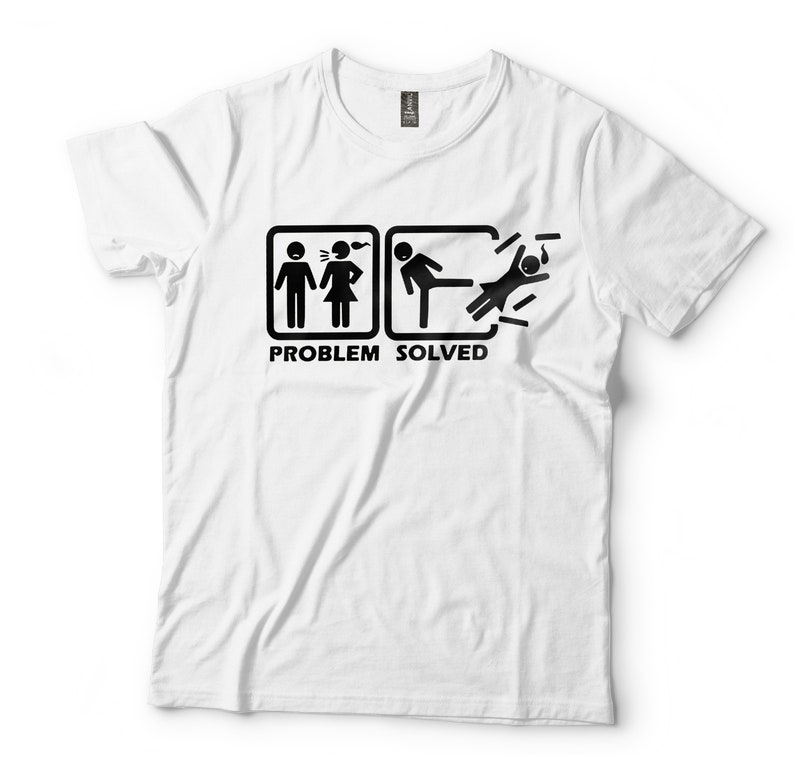 Puede incluir: Camiseta blanca con un gr&aacute;fico negro de una pareja de figuras de palo discutiendo, seguido de una figura de palo pateando a otra figura de palo. El texto "PROBLEM SOLVED" est&aacute; debajo del gr&aacute;fico.