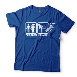 Puede incluir: Una camiseta azul real con un gr&aacute;fico blanco de una pareja de figuras de palo discutiendo, seguida de un hombre de palo pateando a la mujer. El texto "PROBLEM SOLVED" est&aacute; impreso debajo del gr&aacute;fico.