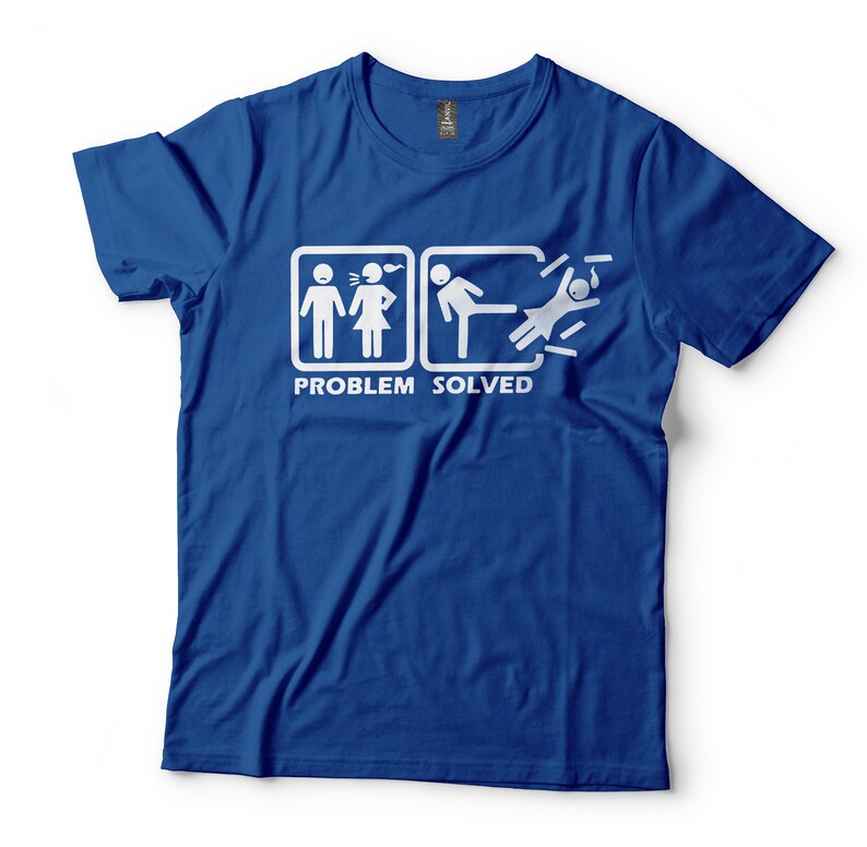 Puede incluir: Una camiseta azul real con un gr&aacute;fico blanco de una pareja de figuras de palo discutiendo, seguida de un hombre de palo pateando a la mujer. El texto "PROBLEM SOLVED" est&aacute; impreso debajo del gr&aacute;fico.