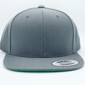 Premium Snapback Cap, Flat Bill, 6089M Yupoong - Classics Snapback closure, Flat bill with green undervisor