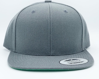 Premium Snapback Cap, Flat Bill, 6089M Yupoong - Classics Snapback closure, Flat bill with green undervisor