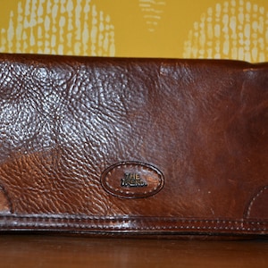 Bolso de mano vintage de piel marrón, estilo retro de los años 70, estilo mediados de siglo, ropa vintage, ropa de segunda mano.