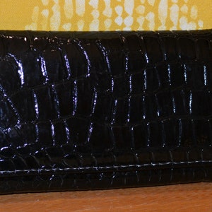 Hermosa billetera vintage grande de piel sintética con aspecto de cocodrilo negro, estilo retro de mediados de siglo, estilo shabby chic, ropa vintage de segunda mano.