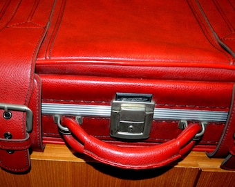 valise de voyage vintage rouge années 70 rétro vêtements vintage du milieu du siècle vêtements d’occasion du milieu du siècle