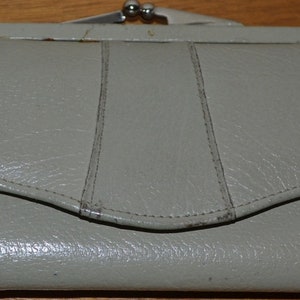 Cartera de piel blanca refinada