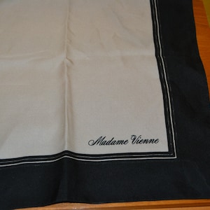 Sciarpa vintage anni &#39;70, fazzoletto da collo bianco/nero, orologio country shabby chic di metà secolo, stile anni &#39;70, abbigliamento di seconda mano
