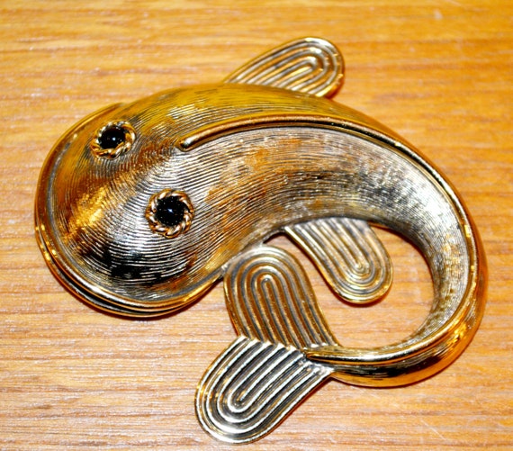 Anstecknadel Aus Metall – Fisch / Karpfen Design, Emailliert & Handgefertigt
