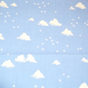 Könnte beinhalten: Ein hellblauer Stoff mit einem weißen Wolken- und Sternenmuster.