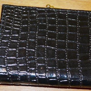 Cartera vintage negra con aspecto de cocodrilo, años 60, estilo retro, mediados de siglo, shabby chic, estilo campestre, ropa vintage, ropa de segunda mano.