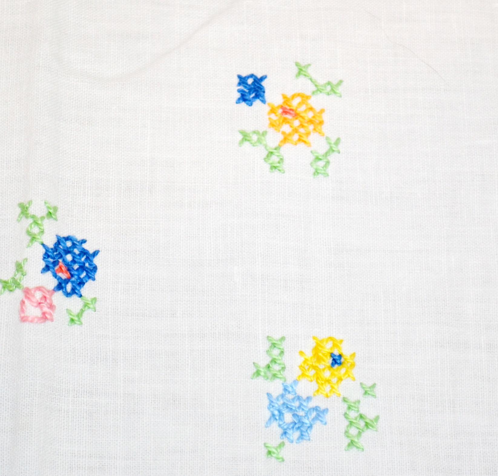 美しい長方形のヴィンテージリネンテーブルクロス、白とマルチカラーの