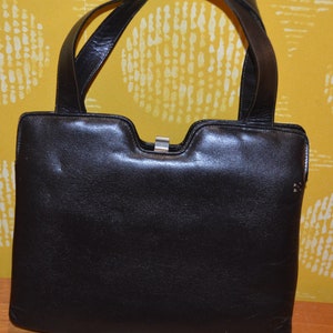 Hermoso bolso vintage negro de los años 70, bolso retro vintage de mediados de siglo, bolso de segunda mano.