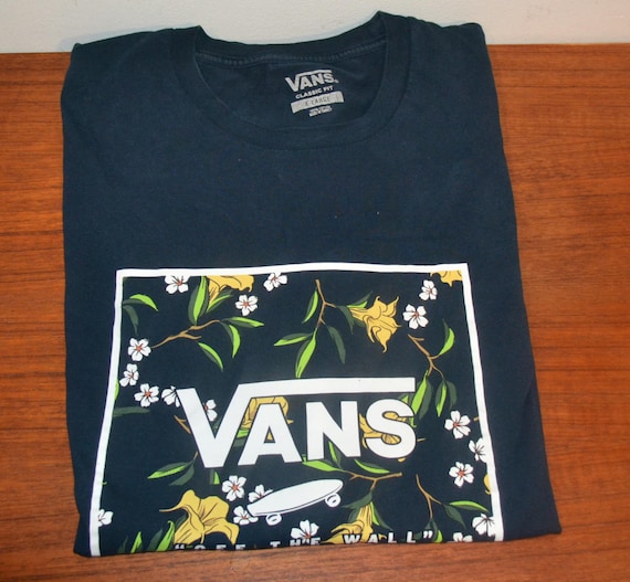 Beautiful Vintage Men's T-shirt Size XL From Vans Retro Mid