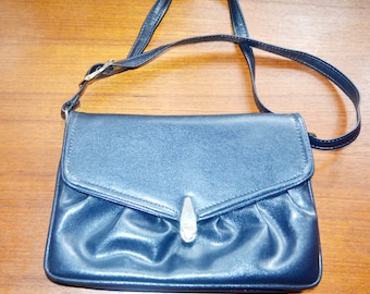 True vintage handbag blue leather 70s