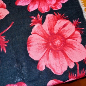 Vintage scarf 70s scarf red / black roses 50s vintage clothing retro scarf foulard sjaal Sciarpa Bufanda second hand wear
