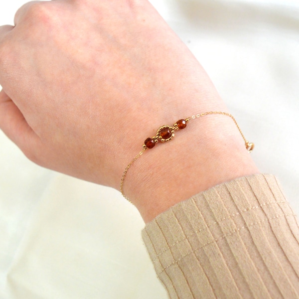 Bracelet  femme Or Gold filled 14K, Bracelet minimaliste, Bracelet délicat avec pierres de grenat  et perles miyuki tissées
