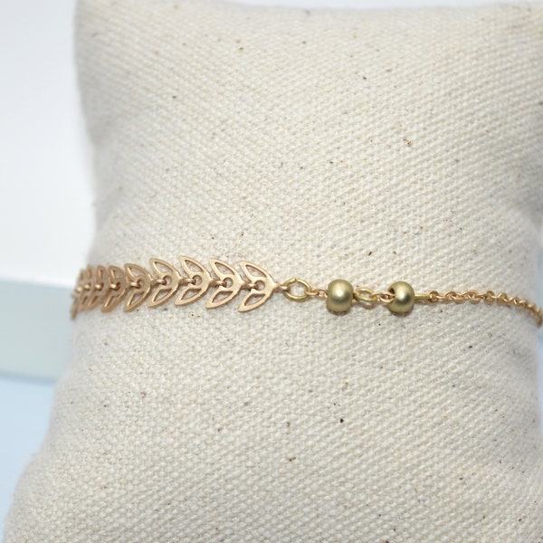 Minimalist women's bracelet laurel chain and pearls Golden with fine matte gold