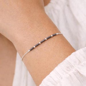 Damenarmband mit einer zarten, feinen Kette aus Miyuki-Perlen in 925er Sterlingsilber, Geschenkidee zum Muttertag