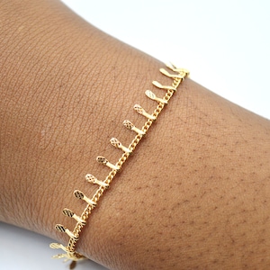 Minimalist women's bracelet fine grapevine chain, golden bracelet with fine gold