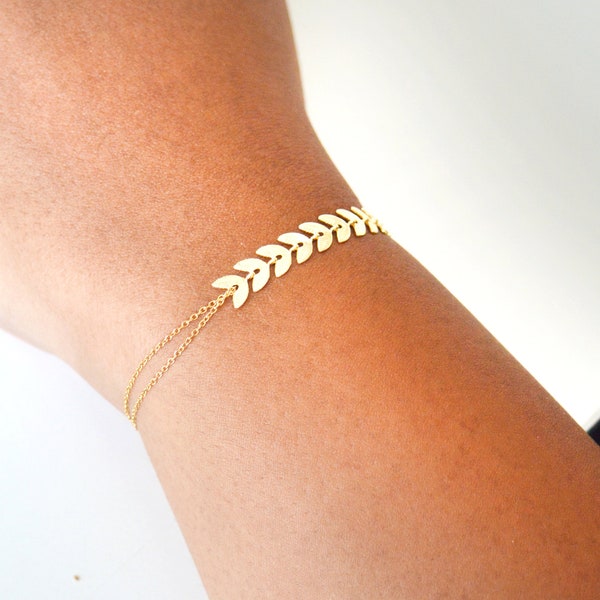 Minimalist women's bracelet laurel chain and pearls Golden with fine gold, Mother's Day gift idea