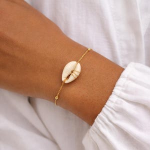 Bracelet femme minimaliste de chaîne  agrémenté de cauri - Plaqué or