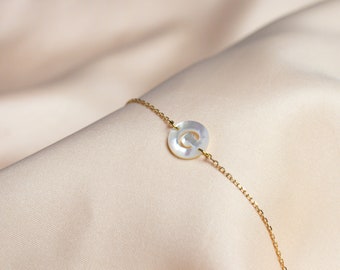 Bracelet initial Gold filled 14K, lettre personnalisé nacre, Bracelet minimaliste, Bracelet délicat chaîne fine- Cadeau demoiselle d’honneur