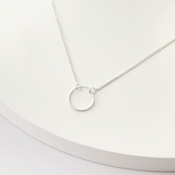 Collier minimaliste  femme en argent massif 925, chaîne très fine délicate pendentif anneau torsadé ,  idée cadeau fête des mères