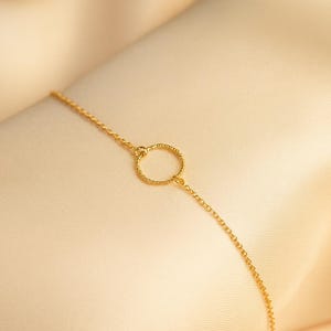 Bracciale da donna in oro riempito 14K, bracciale ad anello minimalista, bracciale delicato con una catena riempita d'oro fine