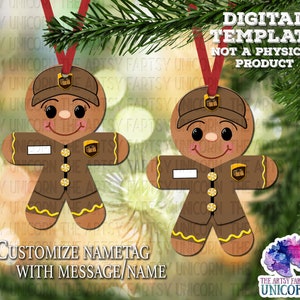 Op de afbeelding: Een digitaal sjabloon voor een gingerbread man-versiering, gekleed als bezorger, met een naamkaartje dat kan worden aangepast. De versiering is bruin met gele accenten en een rood lint.