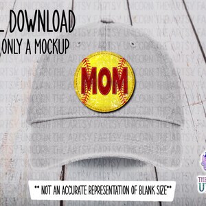 Könnte beinhalten: Eine graue Baseballkappe mit einem gelben Softball-Design mit dem Wort "MOM" in roten Buchstaben.