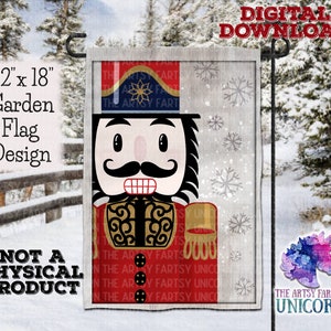 Puede incluir: Un diseño digital de bandera de jardín con un soldado cascanueces de dibujos animados con bigote negro, uniforme rojo y sombrero azul. La bandera mide 30,5 cm x 45,7 cm e incluye el texto "Descarga digital" y "No es un producto físico".