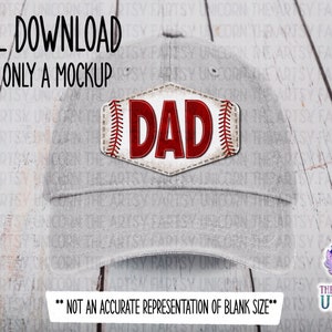 Könnte beinhalten: Eine graue Baseballkappe mit einem weißen und roten Baseball-Patch, auf dem "DAD" steht. Die Kappe liegt auf einer Holzoberfläche.