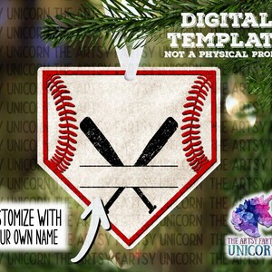 Op de afbeelding: Een digitaal sjabloon voor een kerstversiering met een baseballthema. De versiering is gevormd als een honkplaat met twee gekruiste honkbalknuppels en rode stiksels. De tekst "Aanpassen met je eigen naam" is inbegrepen.