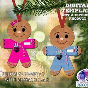 Może przedstawiać: Dwa ozdoby w kształcie piernikowego ludzika, jedna w kolorze różowym, a druga w niebieskim, z motywem salonu manicure. Obie ozdoby mają etykietę z imieniem, którą można spersonalizować za pomocą wiadomości lub imienia. Tekst "Customize Nametag with Message/Name" znajduje się na dole obrazu.