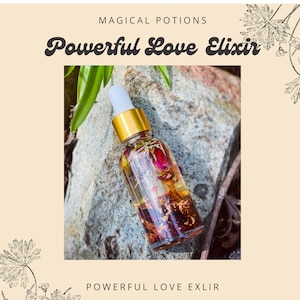Puede incluir: Una botella de vidrio con tapa dorada y gotero llena de un líquido transparente y flores secas. La botella está sentada sobre una roca con el texto "Magical Potions Powerful Love Elixir" arriba y "Powerful Love Elixir" abajo.