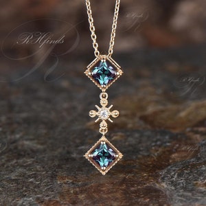 Milgrain Princess Cut Alexandrite Dangle Necklace Vintage Three Stone Drop Pendant Minimalist June Birthstone Color Change Stone Necklace