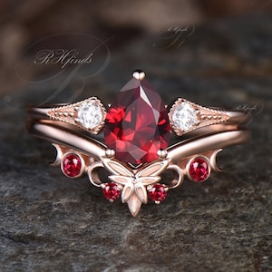 Vintage Teardrop Ruby Engagement Ring Set Milgrain Three Stone Wedding Ring Leaf Nature Inspired Wedding Band 2pcs Bridal Ring Set Women