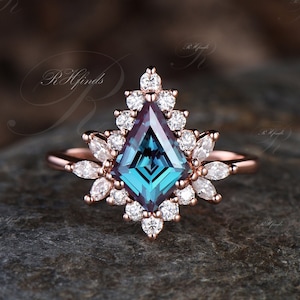 Vintage Kite Cut Alexandrite Engagement Ring Art Deco Moissanite Halo Wedding Ring Unique June Birthstone Color Change Stone Bridal Ring
