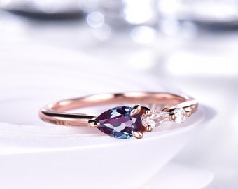 Alexandrite Engagement Ring Art Deco Moissanite Wedding Band 3 Stone Unique Women Bridal Promise Ring Jewelery 14K Rose Gold Pear Cut Gems