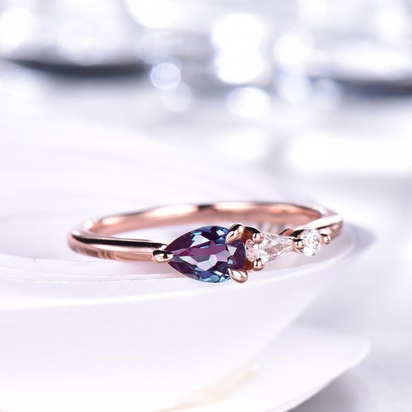 Alexandrite Engagement Ring Art Deco Moissanite Wedding Band 3 Stone Unique Women Bridal Promise Ring Jewelery 14K Rose Gold Pear Cut Gems