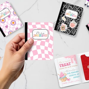 以下が含まれることがあります： ピンクと白の教師への感謝の気持ちを込めたギフト4点セット。ギフトには、ピンクと白のチェック柄のノート、ピンクと白のハートと花柄のノート、黒と白の教師への感謝のステッカー付きノート、ピンクと白のノートに教師への感謝のメッセージが書かれたギフトカードが含まれています。ギフトカードは、コールドストーンクリーマリーです。