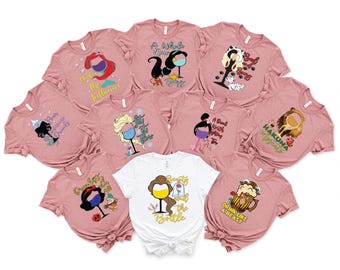 Puede incluir: Diez camisetas rosas con diferentes diseños de personajes de Disney y lemas. Cada camiseta presenta un personaje sosteniendo una copa de vino o una jarra de cerveza. Los lemas incluyen "Un Mundo Ideal", "Hakuna Matata", "Beber como una Bestia", "La Bella y la Botella", "Bajo el Mar", "Un Trato con una Bruja", "Sirviendo Bebidas", "Salud", "Déjalo Ir", y "Es Bueno Ser Malo".
