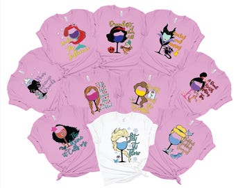 Puede incluir: Conjunto de diez camisetas rosas con varios personajes de princesas Disney y diseños de copas de vino. Las camisetas incluyen frases como "Let it Flow", "The Wine Calls Me" y "A Good Witch for Wine".