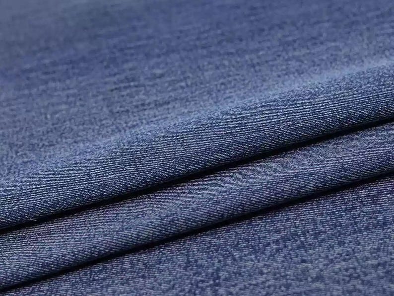 Puede incluir: Primer plano de una tela vaquera azul con un tejido texturizado.
