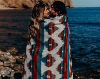 Couverture de plage Tofino - LE VOYAGEUR - Boho, aztèque, navajo, sud-ouest, couverture de camping, jeté de couverture, couverture de yoga, couverture écharpe, géométrique