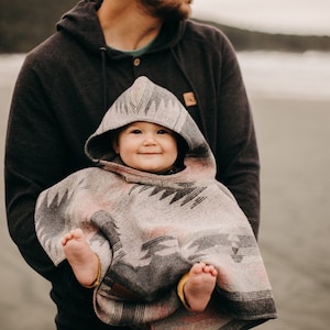 Mini Poncho | DUSTY ROSE - Poncho dla niemowląt - Poncho dla maluchów - Aztec - Navajo - Geometryczne - Poncho do fotelika samochodowego