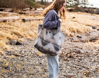 Travellin' Tote - FLOW