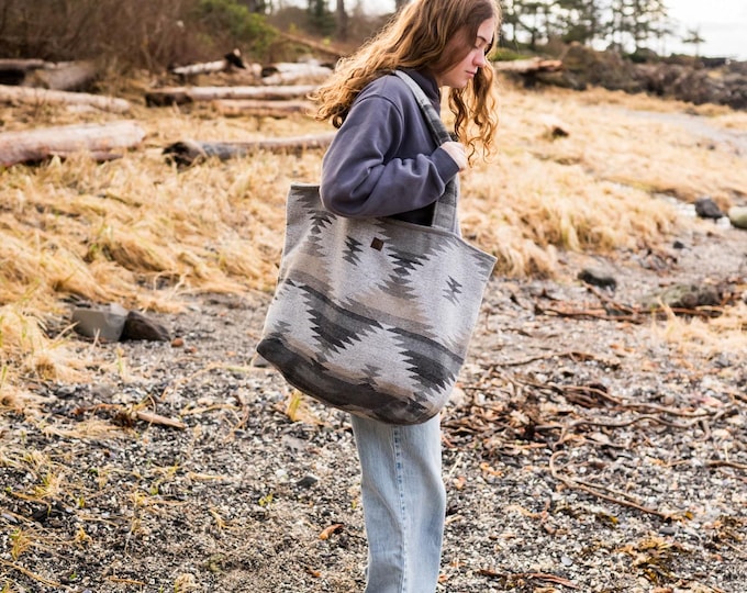 Travellin' Tote - FLOW